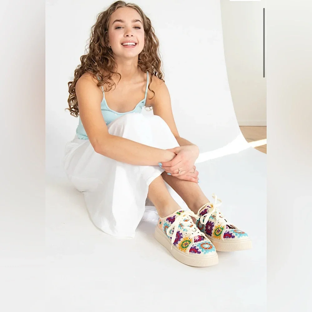 MATA WOMENS MULTI-COLOR CROCHET PATTERNED PLATFORM SNEAKERS SIZE 8 LIKE NEW